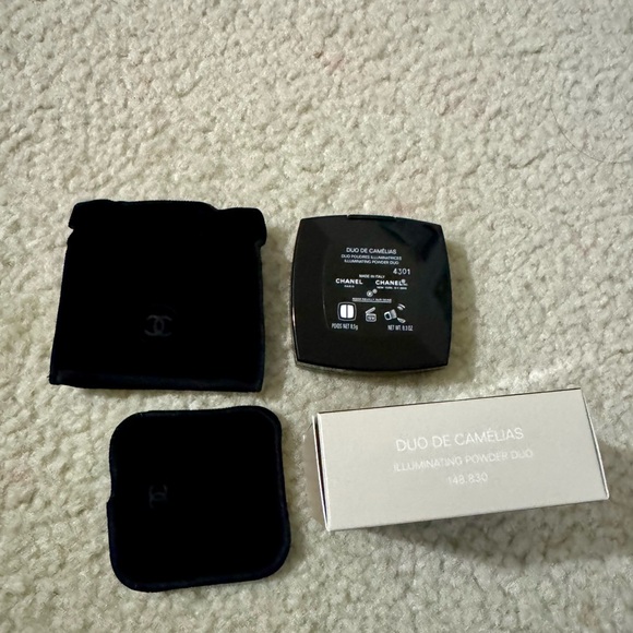 CHANEL Duo de Camélias Illuminating Powder - Picture 6 of 6